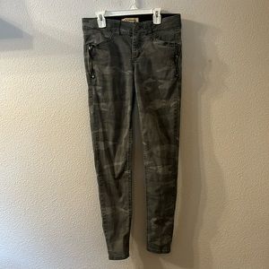 Democracy “Ab” technology camo pants size 4